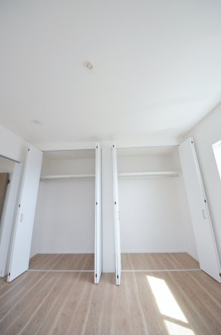 観音台一丁目の収納|各居室に機能的なクローゼットを完備。タンスなどの大型家具を買い足す必要がないため、お部屋の面積を最大限に活かせます。