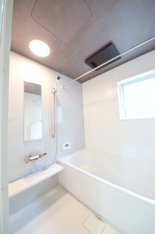屋代三丁目の浴室|１坪タイプの大きなバスルーム。
足を伸ばしてゆっくり湯船につかることができます
