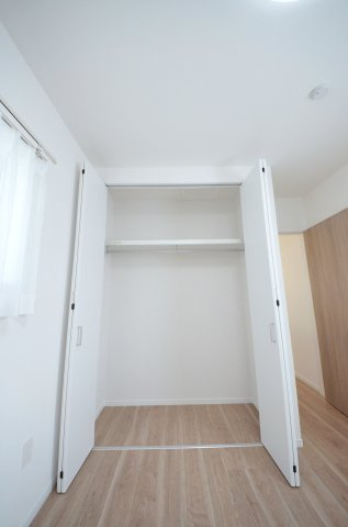 柳ヶ丘の収納|各居室に機能的なクローゼットを完備。タンスなどの大型家具を買い足す必要がないため、お部屋の面積を最大限に活かせます。