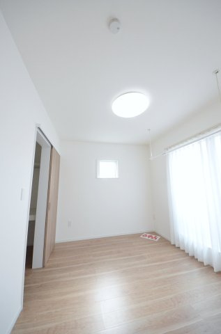 柳ヶ丘の洋室|各居室に機能的なクローゼットを完備。タンスなどの大型家具を買い足す必要がないため、お部屋の面積を最大限に活かせます。