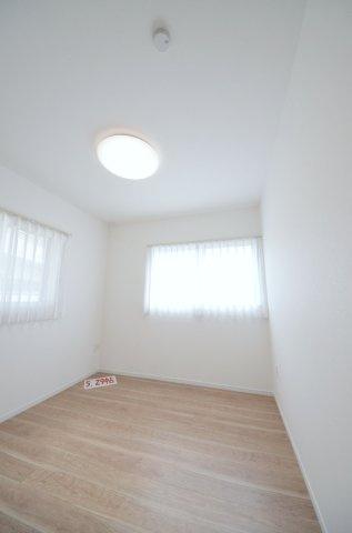 柳ヶ丘の洋室|各居室に機能的なクローゼットを完備。タンスなどの大型家具を買い足す必要がないため、お部屋の面積を最大限に活かせます。