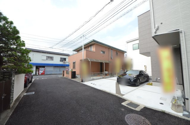 柳ヶ丘の前面道路含む現地写真|前面道路は交通量が少なく駐車楽々です