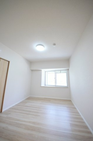 横川コーポラスの洋室|各居室に機能的なクローゼットを完備。タンスなどの大型家具を買い足す必要がないため、お部屋の面積を最大限に活かせます。