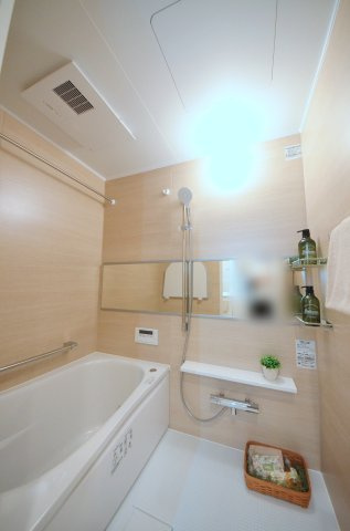 横川コーポラスの浴室|人気の換気乾燥暖房機付き。広々としたサイズの浴室を採用。足を伸ばして肩までゆったり浸かれるバスタブで、一日の疲れを心地よく解きほぐせます。