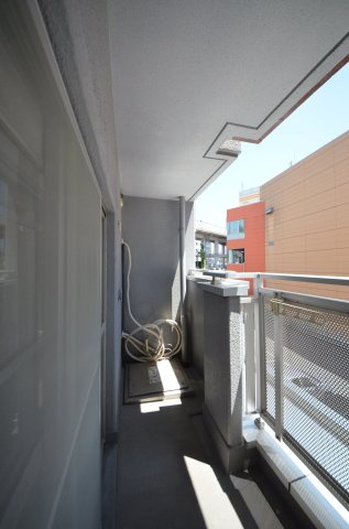 横川コーポラスのバルコニー|屋根に守られたバルコニー。お出かけ中の急な雨でも洗濯物が濡れにくく安心です。