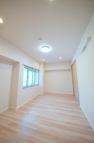 横川コーポラスの洋室|各居室に機能的なクローゼットを完備。タンスなどの大型家具を買い足す必要がないため、お部屋の面積を最大限に活かせます。