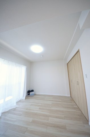 ローレルコート古江の洋室|各居室に機能的なクローゼットを完備。タンスなどの大型家具を買い足す必要がないため、お部屋の面積を最大限に活かせます。