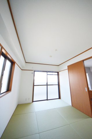 ダイアパレス堺町の洋室|各居室に機能的なクローゼットを完備。タンスなどの大型家具を買い足す必要がないため、お部屋の面積を最大限に活かせます。