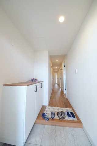 ヒューマンズプラザ青崎五番館の玄関|玄関には大容量のシューズボックス有