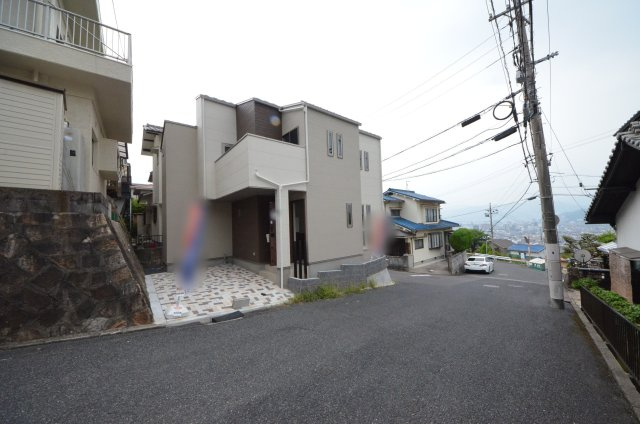 長束西四丁目の前面道路含む現地写真|前面道路は交通量が少なく駐車楽々です