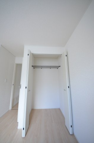 八幡一丁目の収納|各居室に機能的なクローゼットを完備。タンスなどの大型家具を買い足す必要がないため、お部屋の面積を最大限に活かせます。