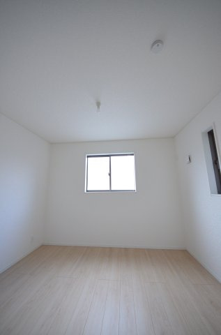 八幡一丁目の洋室|各居室に機能的なクローゼットを完備。タンスなどの大型家具を買い足す必要がないため、お部屋の面積を最大限に活かせます。