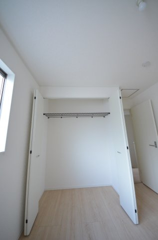 八幡一丁目の収納|各居室に機能的なクローゼットを完備。タンスなどの大型家具を買い足す必要がないため、お部屋の面積を最大限に活かせます。
