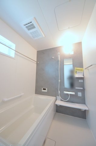 丹那新町の浴室|人気の換気乾燥暖房機付き。１坪タイプの大きなバスルームなので足を伸ばしてゆっくり湯船につかることができます