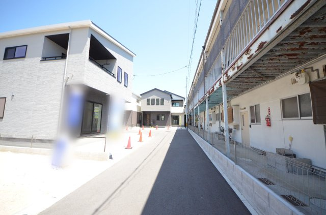 皆賀四丁目の前面道路含む現地写真|前面道路は広々4.2ｍ
交通量も少なく駐車楽々です