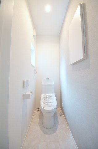 丹那町のトイレ|窓のある明るいトイレ。勿論ウォシュレット付です。収納スペースもあります。