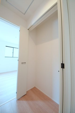 美鈴が丘西四丁目の収納|各居室に機能的なクローゼットを完備。タンスなどの大型家具を買い足す必要がないため、お部屋の面積を最大限に活かせます。