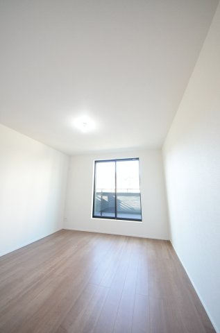 日宇那町の洋室|各居室に機能的なクローゼットを完備。タンスなどの大型家具を買い足す必要がないため、お部屋の面積を最大限に活かせます。