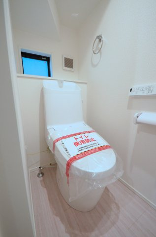 日宇那町のトイレ|窓のある明るいトイレ
勿論ウォシュレット付きです