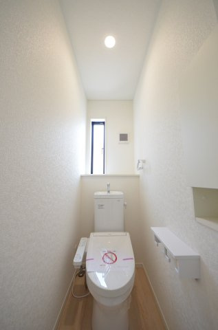 中山新町一丁目のトイレ|窓のある明るいトイレ
勿論ウォシュレット付きです