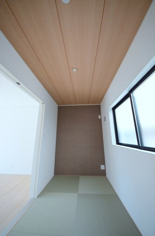 中山新町一丁目の洋室|各居室に機能的なクローゼットを完備。タンスなどの大型家具を買い足す必要がないため、お部屋の面積を最大限に活かせます。