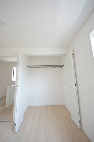 中山新町一丁目の収納|各居室に機能的なクローゼットを完備。タンスなどの大型家具を買い足す必要がないため、お部屋の面積を最大限に活かせます。