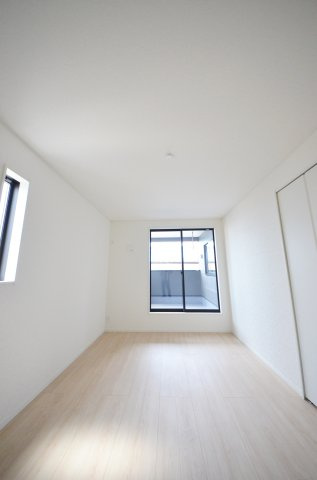 中山新町一丁目の洋室|各居室に機能的なクローゼットを完備。タンスなどの大型家具を買い足す必要がないため、お部屋の面積を最大限に活かせます。