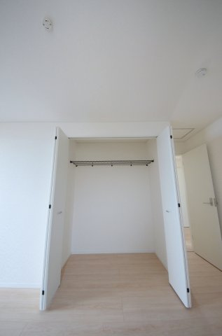 中山新町一丁目の収納|各居室に機能的なクローゼットを完備。タンスなどの大型家具を買い足す必要がないため、お部屋の面積を最大限に活かせます。