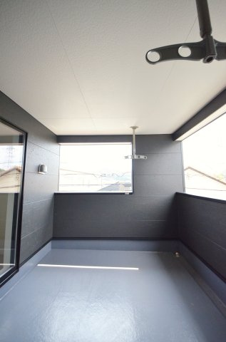 中山新町一丁目のバルコニー|屋根に守られたバルコニー。お出かけ中の急な雨でも洗濯物が濡れにくく安心です。