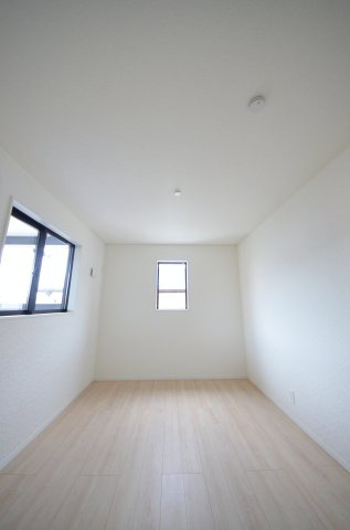 中山新町一丁目の洋室|各居室に機能的なクローゼットを完備。タンスなどの大型家具を買い足す必要がないため、お部屋の面積を最大限に活かせます。