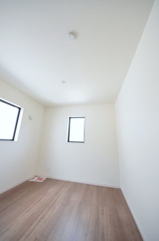 温品四丁目の洋室|各居室に機能的なクローゼットを完備。タンスなどの大型家具を買い足す必要がないため、お部屋の面積を最大限に活かせます。