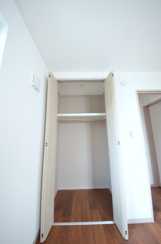 青崎一丁目の収納|各居室に機能的なクローゼットを完備。タンスなどの大型家具を買い足す必要がないため、お部屋の面積を最大限に活かせます。