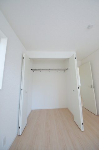 美鈴園の収納|各居室に機能的なクローゼットを完備。タンスなどの大型家具を買い足す必要がないため、お部屋の面積を最大限に活かせます。