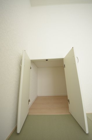八幡一丁目の収納|各居室に機能的なクローゼットを完備。タンスなどの大型家具を買い足す必要がないため、お部屋の面積を最大限に活かせます。