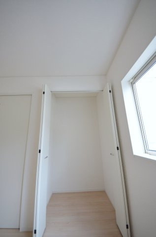 八幡一丁目の収納|各居室に機能的なクローゼットを完備。タンスなどの大型家具を買い足す必要がないため、お部屋の面積を最大限に活かせます。