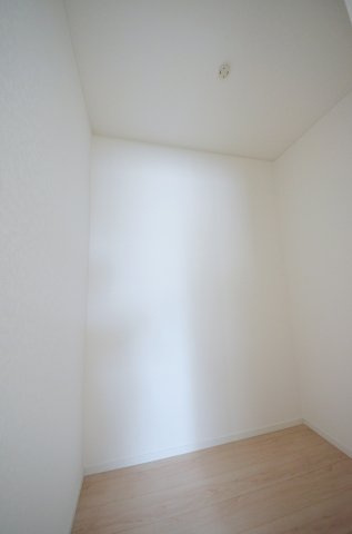 八幡一丁目の収納|各居室に機能的なクローゼットを完備。タンスなどの大型家具を買い足す必要がないため、お部屋の面積を最大限に活かせます。