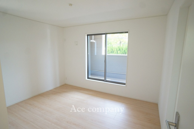 【寝室】 | 八尾市安中町8丁目 | 【2階：洋室7帖】バルコニーに面したお部屋です☆