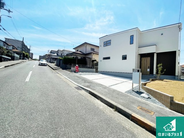 神戸市垂水区桃山台　第10期　新築一戸建ての前面道路含む現地写真|周辺は閑静な住宅街！前面道路広々で車の出し入れも便利です。駐車が苦手な方でも安心して車庫入れできます！