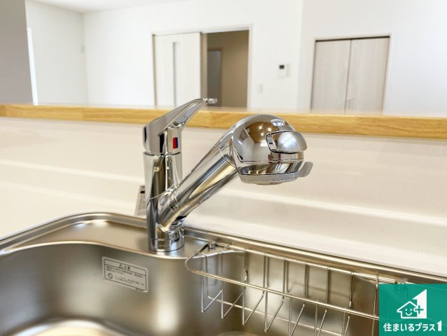 神戸市垂水区桃山台　第10期　新築一戸建ての設備|浄水器を内蔵！炊飯時、お茶を作る時に安心してお水を使えます！お湯と冷水、浄水と原水、シャワーの切替えもワンタッチです！