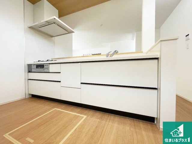 神戸市垂水区桃山台　第10期　新築一戸建てのキッチン|子供を見守りながらお料理が出来るため家族のコミュニケーションか増えます♪スペースが広く確保されている為お子様が大きくなったときは一緒に料理を楽しめます♪
