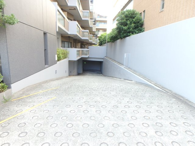 芦屋コンチェルトのその他|地下駐車場入口