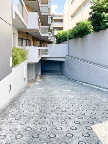 芦屋コンチェルトのその他|地下駐車場入口