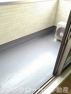 バニラホワイトのバルコニー