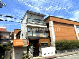 【外観】 | 尼崎市武庫川町２丁目中古テラスハウス | 昭和５２年６月建築！南向きで陽当たり良好な中古テラスハウスです♪前面道度広々約１０mで明るく開放的です！！ここから新しい生活を始めませんか？