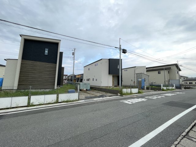 高崎市吉井町吉井第１期（全4棟）1号棟の前面道路含む現地写真