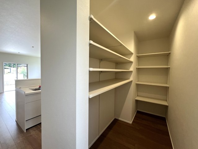 上でも下でもない中屋敷は、みんな大好き中屋敷。なぜ、中屋敷と言う地名が付いたのでしょうか？知っている人いたら教えて下さい。ほら、気になってきましたでしょう？な、『瀬谷区中屋敷１丁目』新築戸建の収納|便利な収納スペースです