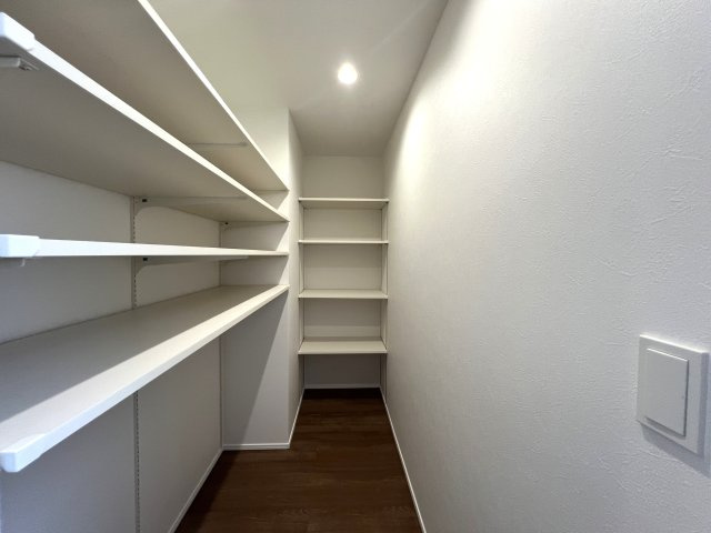 上でも下でもない中屋敷は、みんな大好き中屋敷。なぜ、中屋敷と言う地名が付いたのでしょうか？知っている人いたら教えて下さい。ほら、気になってきましたでしょう？な、『瀬谷区中屋敷１丁目』新築戸建の収納|収納のためのスペースです