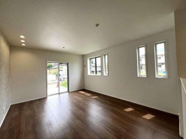 上でも下でもない中屋敷は、みんな大好き中屋敷。なぜ、中屋敷と言う地名が付いたのでしょうか？知っている人いたら教えて下さい。ほら、気になってきましたでしょう？な、『瀬谷区中屋敷１丁目』新築戸建の居間・リビング|ゆったりとした居間です