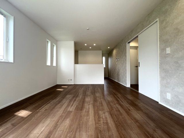 上でも下でもない中屋敷は、みんな大好き中屋敷。なぜ、中屋敷と言う地名が付いたのでしょうか？知っている人いたら教えて下さい。ほら、気になってきましたでしょう？な、『瀬谷区中屋敷１丁目』新築戸建の居間・リビング|使いやすいリビングです