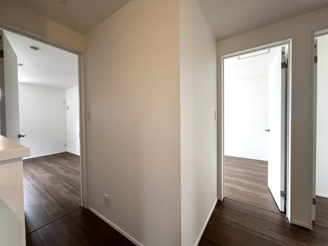 上でも下でもない中屋敷は、みんな大好き中屋敷。なぜ、中屋敷と言う地名が付いたのでしょうか？知っている人いたら教えて下さい。ほら、気になってきましたでしょう？な、『瀬谷区中屋敷１丁目』新築戸建の内装|内装は落ち着いています